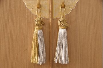 中古　大阪　飾り金具と房飾りが目を惹く泉州総桐箪笥(桐たんす、和タンス、ワードローブ、胴厚、柾目、四方丸)(R-052593)