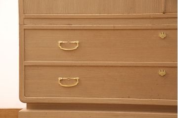 中古　大阪　飾り金具と房飾りが目を惹く泉州総桐箪笥(桐たんす、和タンス、ワードローブ、胴厚、柾目、四方丸)(R-052593)