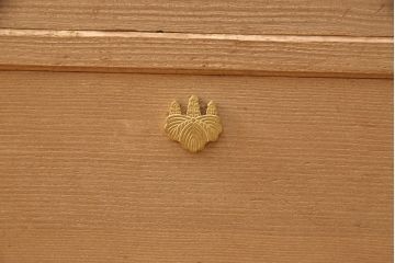 中古　大阪　飾り金具と房飾りが目を惹く泉州総桐箪笥(桐たんす、和タンス、ワードローブ、胴厚、柾目、四方丸)(R-052593)