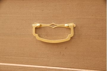 中古　大阪　飾り金具と房飾りが目を惹く泉州総桐箪笥(桐たんす、和タンス、ワードローブ、胴厚、柾目、四方丸)(R-052593)