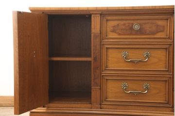 中古　美品　DREXEL HERITAGE(ドレクセルヘリテイジ)　FRANCESCA(フランチェスカ)シリーズ　上品なモールディングの装飾が高級感を高めるサイドボード(クレデンザ、クリデンザ、収納棚、キャビネット、サイドキャビネット)(R-052595)
