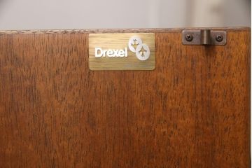中古　美品　DREXEL HERITAGE(ドレクセルヘリテイジ)　FRANCESCA(フランチェスカ)シリーズ　上品なモールディングの装飾が高級感を高めるサイドボード(クレデンザ、クリデンザ、収納棚、キャビネット、サイドキャビネット)(R-052595)