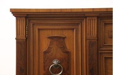 中古　美品　DREXEL HERITAGE(ドレクセルヘリテイジ)　FRANCESCA(フランチェスカ)シリーズ　上品なモールディングの装飾が高級感を高めるサイドボード(クレデンザ、クリデンザ、収納棚、キャビネット、サイドキャビネット)(R-052595)