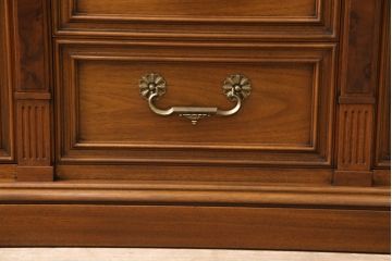 中古　美品　DREXEL HERITAGE(ドレクセルヘリテイジ)　FRANCESCA(フランチェスカ)シリーズ　上品なモールディングの装飾が高級感を高めるサイドボード(クレデンザ、クリデンザ、収納棚、キャビネット、サイドキャビネット)(R-052595)