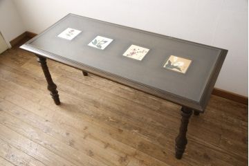 中古　特注品　永田良介商店　天板にはめ込まれた九谷陶板がかわいらしい、ガラス天板付きダイニングテーブル(コンソールテーブル)(R-052597)