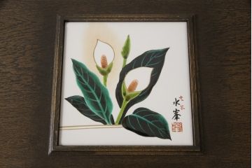 中古　特注品　永田良介商店　天板にはめ込まれた九谷陶板がかわいらしい、ガラス天板付きダイニングテーブル(コンソールテーブル)(R-052597)