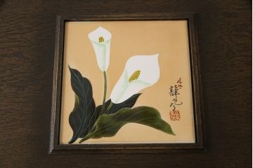 中古　特注品　永田良介商店　天板にはめ込まれた九谷陶板がかわいらしい、ガラス天板付きダイニングテーブル(コンソールテーブル)(R-052597)