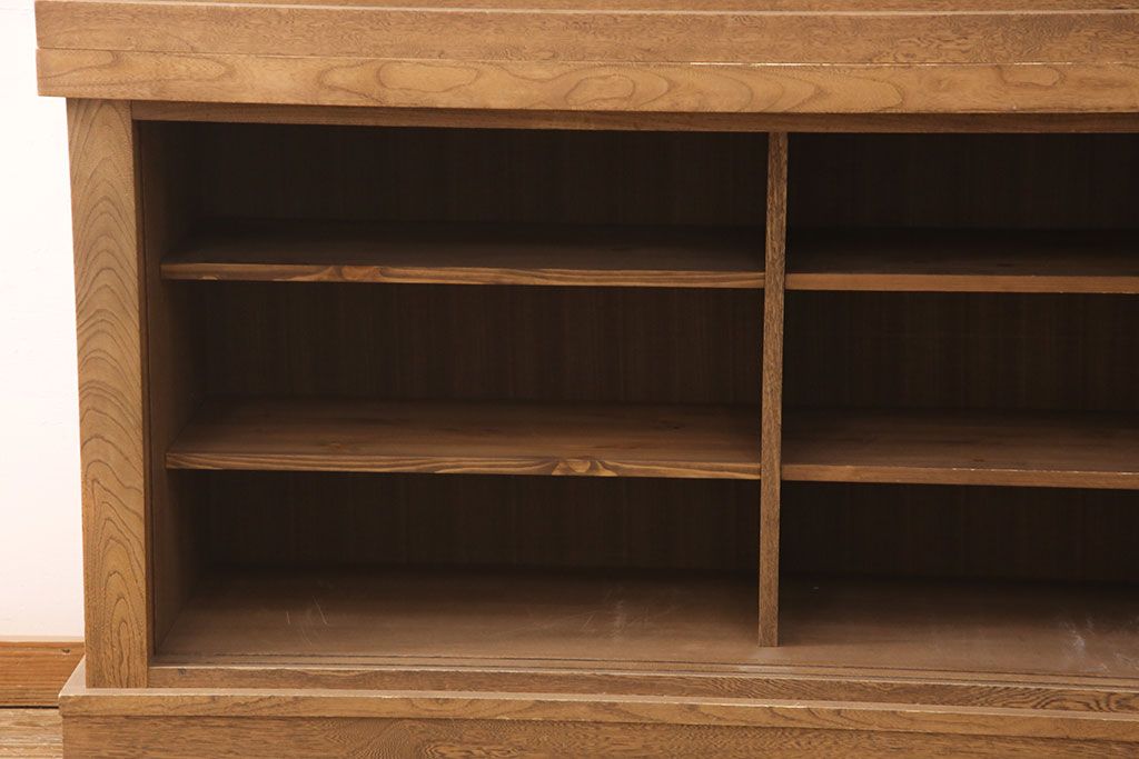 中古　美品　国産手造り家具　ケヤキ材製　品のある佇まいが上質な和の空間にぴったりな水屋箪笥(定価約66万円)(食器棚、収納棚、和風キャビネット、重ねタンス)(R-052598)