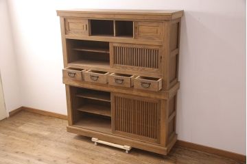 中古　美品　国産手造り家具　ケヤキ材製　品のある佇まいが上質な和の空間にぴったりな水屋箪笥(定価約66万円)(食器棚、収納棚、和風キャビネット、重ねタンス)(R-052598)