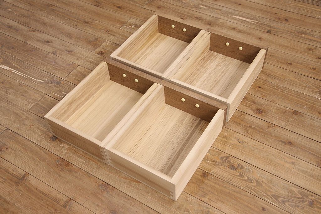 中古　美品　国産手造り家具　ケヤキ材製　品のある佇まいが上質な和の空間にぴったりな水屋箪笥(定価約66万円)(食器棚、収納棚、和風キャビネット、重ねタンス)(R-052598)