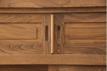 中古　美品　国産手造り家具　ケヤキ材製　品のある佇まいが上質な和の空間にぴったりな水屋箪笥(定価約66万円)(食器棚、収納棚、和風キャビネット、重ねタンス)(R-052598)