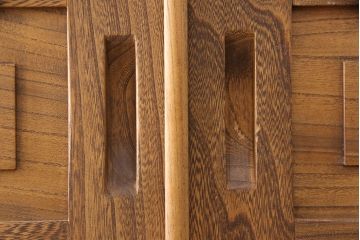 中古　美品　国産手造り家具　ケヤキ材製　品のある佇まいが上質な和の空間にぴったりな水屋箪笥(定価約66万円)(食器棚、収納棚、和風キャビネット、重ねタンス)(R-052598)