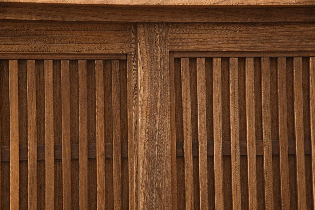 中古　美品　国産手造り家具　ケヤキ材製　品のある佇まいが上質な和の空間にぴったりな水屋箪笥(定価約66万円)(食器棚、収納棚、和風キャビネット、重ねタンス)(R-052598)