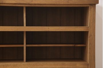 中古　美品　国産手造り家具　ケヤキ材製　品のある佇まいが上質な和の空間にぴったりな水屋箪笥・上段(食器棚、収納棚、サイドボード、和風キャビネット)(R-052599)