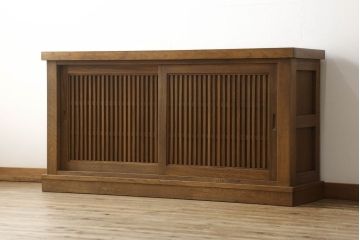 中古　美品　国産手造り家具　ケヤキ材製　品のある佇まいが上質な和の空間にぴったりな水屋箪笥サイドボード(食器棚、収納棚、和風キャビネット)(R-052600)