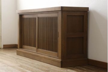 中古　美品　国産手造り家具　ケヤキ材製　品のある佇まいが上質な和の空間にぴったりな水屋箪笥サイドボード(食器棚、収納棚、和風キャビネット)(R-052600)