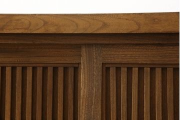 中古　美品　国産手造り家具　ケヤキ材製　品のある佇まいが上質な和の空間にぴったりな水屋箪笥サイドボード(食器棚、収納棚、和風キャビネット)(R-052600)