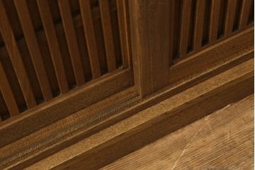 中古　美品　国産手造り家具　ケヤキ材製　品のある佇まいが上質な和の空間にぴったりな水屋箪笥サイドボード(食器棚、収納棚、和風キャビネット)(R-052600)