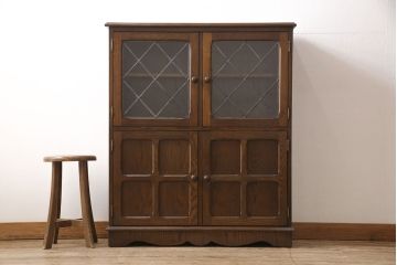 中古　イギリス輸入家具　オーク材　ころんとした取っ手や特徴的なガラス戸がかわいらしいブックケース(本箱、収納棚、キャビネット)(R-052603)