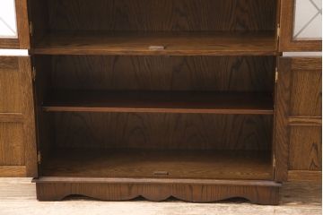 中古　イギリス輸入家具　オーク材　ころんとした取っ手や特徴的なガラス戸がかわいらしいブックケース(本箱、収納棚、キャビネット)(R-052603)