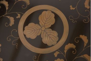 和製アンティーク　明治期　総漆塗り　唐草模様　三つ柏(家紋)　梨地漆塗りや蒔絵の繊細な意匠が魅力の鏡台(鏡架け、漆器)(R-052604)