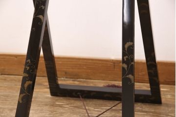 和製アンティーク　明治期　総漆塗り　唐草模様　三つ柏(家紋)　梨地漆塗りや蒔絵の繊細な意匠が魅力の鏡台(鏡架け、漆器)(R-052604)