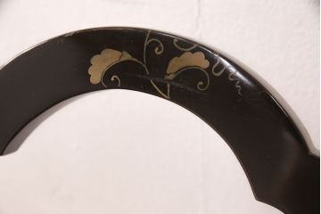 和製アンティーク　明治期　総漆塗り　唐草模様　三つ柏(家紋)　梨地漆塗りや蒔絵の繊細な意匠が魅力の鏡台(鏡架け、漆器)(R-052604)