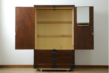 中古　超美品　国産民芸家具　細やかな金具と凛とした佇まいが美しいワードローブ　(R-052606)