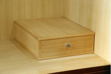 中古　超美品　国産民芸家具　細やかな金具と凛とした佇まいが美しいワードローブ　(R-052606)