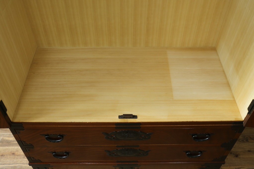 中古　超美品　国産民芸家具　細やかな金具と凛とした佇まいが美しいワードローブ　(R-052606)
