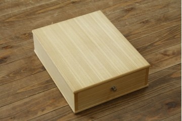 中古　超美品　国産民芸家具　細やかな金具と凛とした佇まいが美しいワードローブ　(R-052606)