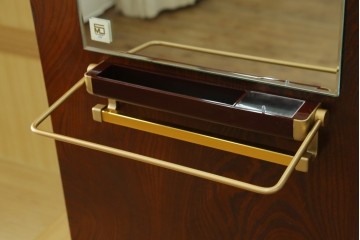 中古　超美品　国産民芸家具　細やかな金具と凛とした佇まいが美しいワードローブ　(R-052606)