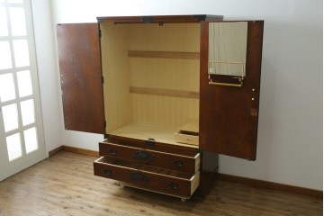 中古　超美品　国産民芸家具　細やかな金具と凛とした佇まいが美しいワードローブ　(R-052606)