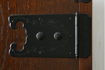 中古　超美品　国産民芸家具　細やかな金具と凛とした佇まいが美しいワードローブ　(R-052606)