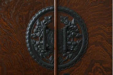 中古　超美品　国産民芸家具　細やかな金具と凛とした佇まいが美しいワードローブ　(R-052606)