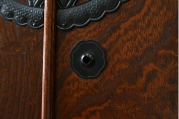 中古　超美品　国産民芸家具　細やかな金具と凛とした佇まいが美しいワードローブ　(R-052606)