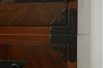 中古　超美品　国産民芸家具　細やかな金具と凛とした佇まいが美しいワードローブ　(R-052606)