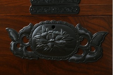 中古　超美品　国産民芸家具　細やかな金具と凛とした佇まいが美しいワードローブ　(R-052606)