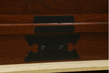 中古　超美品　国産民芸家具　細やかな金具と凛とした佇まいが美しいワードローブ　(R-052606)