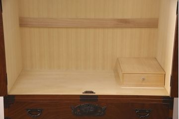 中古　超美品　国産民芸家具　細やかな金具と凛とした佇まいが美しいワードローブ(洋服タンス、キャビネット)(R-052606)