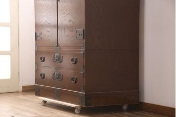 中古　超美品　国産民芸家具　細やかな金具と凛とした佇まいが美しいワードローブ(洋服タンス、キャビネット)(R-052606)