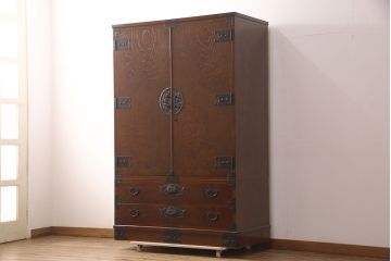 中古　超美品　国産民芸家具　細やかな金具と凛とした佇まいが美しいワードローブ(洋服タンス、キャビネット)(R-052606)