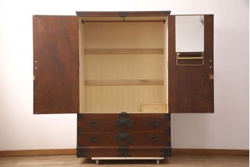中古　超美品　国産民芸家具　細やかな金具と凛とした佇まいが美しいワードローブ(洋服タンス、キャビネット)(R-052606)
