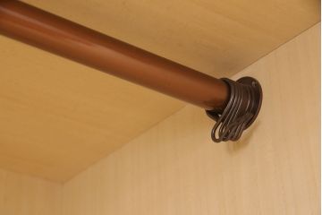 中古　超美品　国産民芸家具　細やかな金具と凛とした佇まいが美しいワードローブ(洋服タンス、キャビネット)(R-052606)