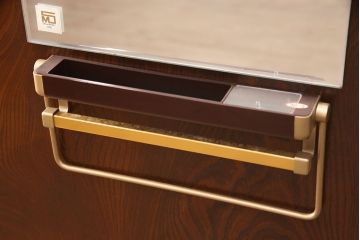 中古　超美品　国産民芸家具　細やかな金具と凛とした佇まいが美しいワードローブ(洋服タンス、キャビネット)(R-052606)