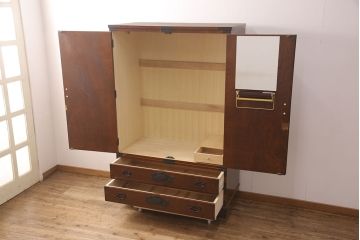 中古　超美品　国産民芸家具　細やかな金具と凛とした佇まいが美しいワードローブ(洋服タンス、キャビネット)(R-052606)