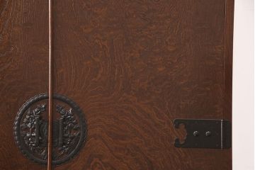 中古　超美品　国産民芸家具　細やかな金具と凛とした佇まいが美しいワードローブ(洋服タンス、キャビネット)(R-052606)