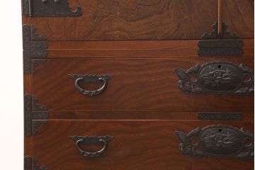 中古　超美品　国産民芸家具　細やかな金具と凛とした佇まいが美しいワードローブ(洋服タンス、キャビネット)(R-052606)
