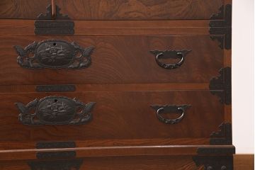 中古　超美品　国産民芸家具　細やかな金具と凛とした佇まいが美しいワードローブ(洋服タンス、キャビネット)(R-052606)