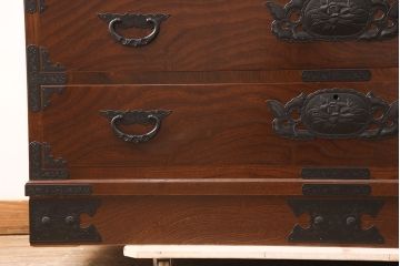 中古　超美品　国産民芸家具　細やかな金具と凛とした佇まいが美しいワードローブ(洋服タンス、キャビネット)(R-052606)